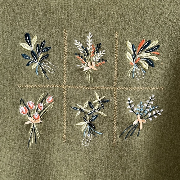 Basic Editions Size Small Vintage Embroidered Floral Sweatshirt in Olive Green - Picture 2 of 11